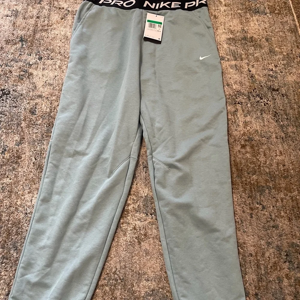 Kids Nike Pro grey sweatpants Size XL #athleisure #activewear